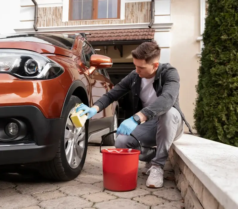 Lavage auto à domicile Darazac : professionnel intervenant sur un véhicule